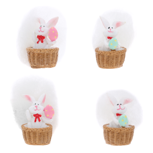 Zbliżenie na cztery figurki wielkanocnych zajączków umieszczonych w koszyczkach. Każdy zając trzyma pisankę w pastelowych kolorach i ma czerwoną kokardkę pod szyją.