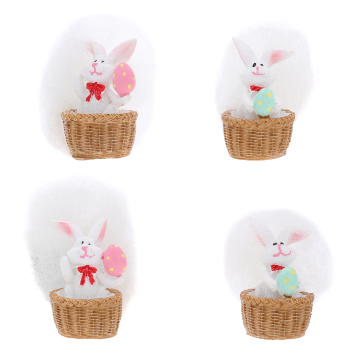 Zbliżenie na cztery figurki wielkanocnych zajączków umieszczonych w koszyczkach. Każdy zając trzyma pisankę w pastelowych kolorach i ma czerwoną kokardkę pod szyją.