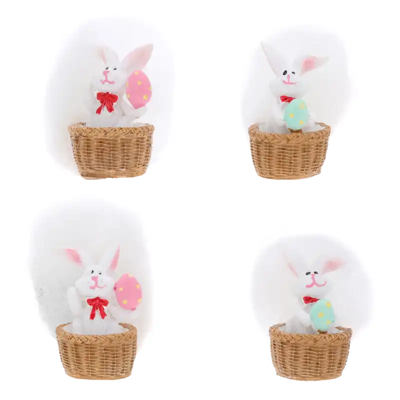 Zbliżenie na cztery figurki wielkanocnych zajączków umieszczonych w koszyczkach. Każdy zając trzyma pisankę w pastelowych kolorach i ma czerwoną kokardkę pod szyją.