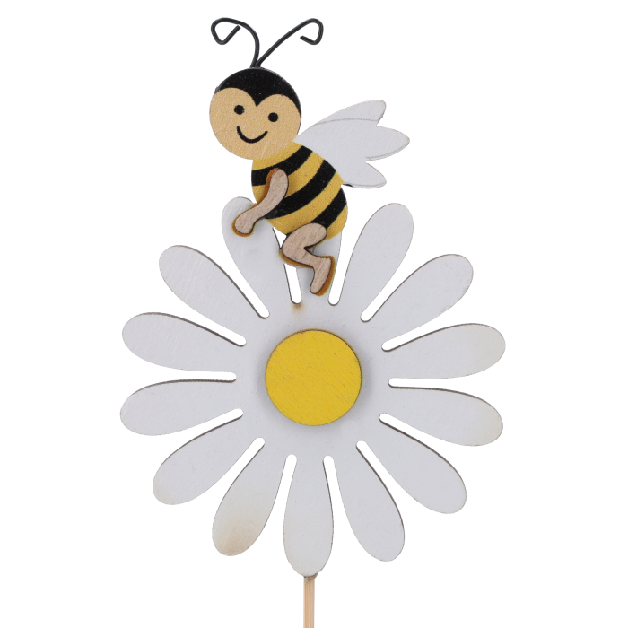 Zbliżenie na drewniany kwiatek na piku o wysokości 29 cm z ozdobną pszczółką. Dekoracja o wymiarach 8x6 cm.