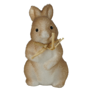 Frontalne ujęcie brązowego zajączka wielkanocnego ze słomkową kokardą. Figurka o wysokości 16 cm wykończona flokiem z połyskującymi drobinkami brokatu.