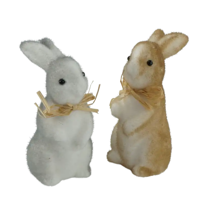 Dwa flokowane zajączki wielkanocne, brązowy i biały, ustawione obok siebie. Figurki o wysokości 15 cm ze słomkowymi kokardami, prezentowane na jednolitym białym tle.
