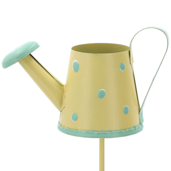 Żółta metalowa konewka na piku o długości 27 cm. Dekoracja posiada białe kropki i pastelowe wykończenie, idealna jako ozdoby na piku do roślin.