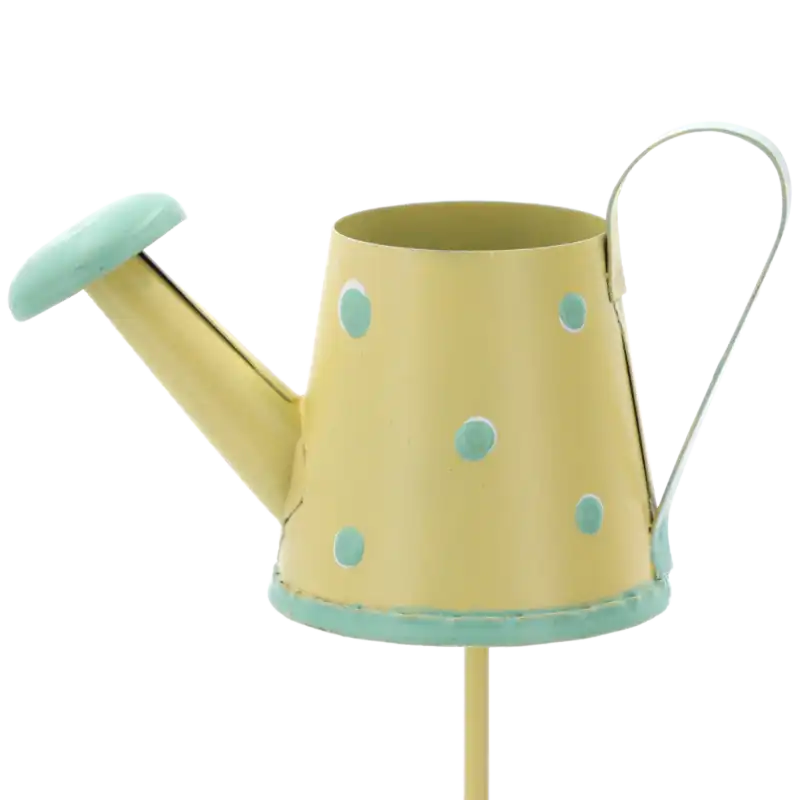 Żółta metalowa konewka na piku o długości 27 cm. Dekoracja posiada białe kropki i pastelowe wykończenie, idealna jako ozdoby na piku do roślin.