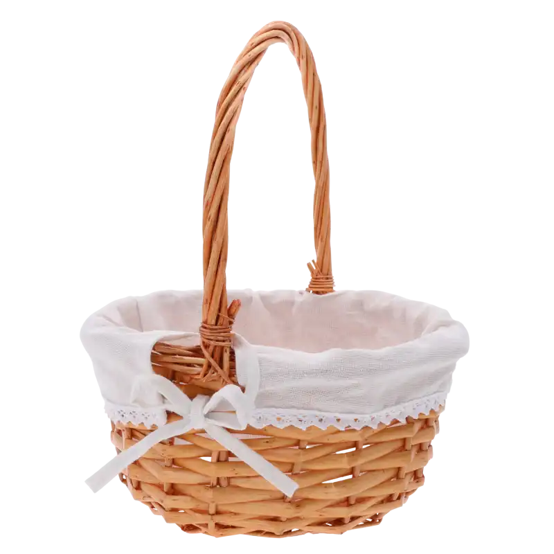Okrągły kosz wiklinowy o średnicy 25 cm w kolorze jasnego brązu z białym materiałem i ozdobną kokardką, idealny na święconkę.