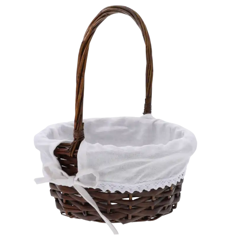 Okrągły kosz wiklinowy w kolorze ciemnego brązu o średnicy 25 cm z wyjmowanym białym materiałem wykończonym koronką.