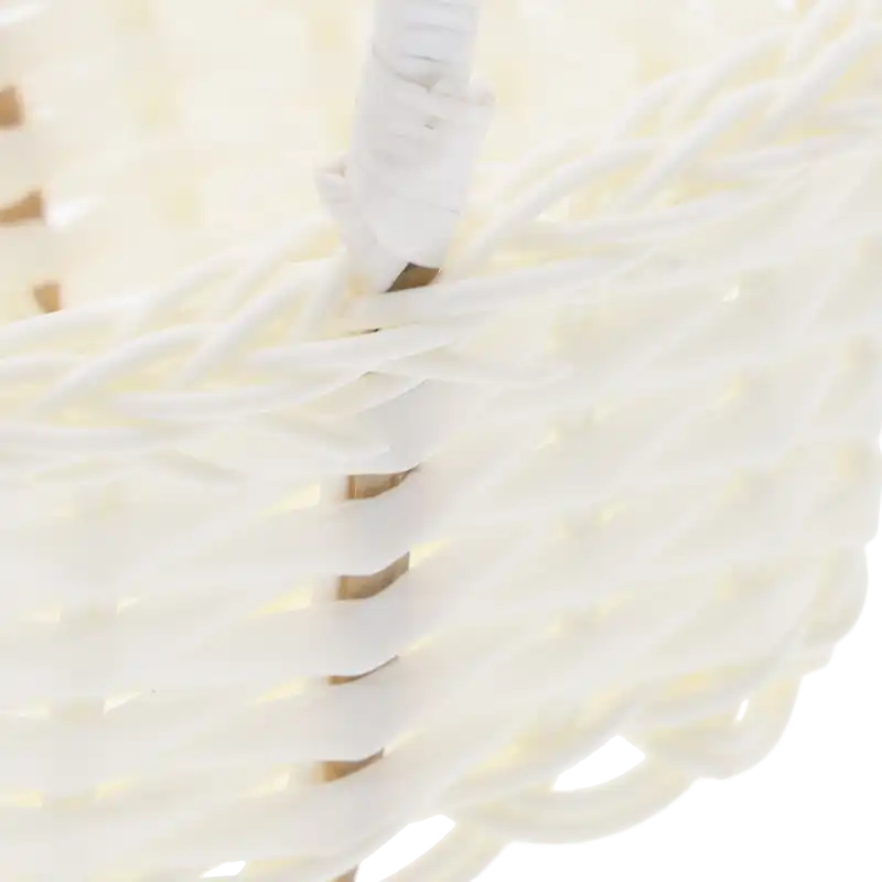 Zbliżenie na splot tworzywa kremowego koszyczka o średnicy 11 cm, widoczne łączenie pałąka z brzegiem.