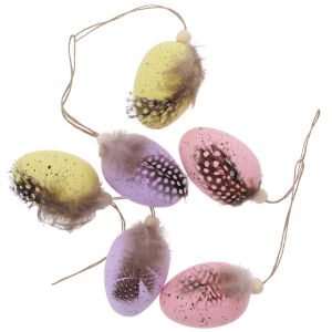 Zestaw 6 wielkanocnych pisanek zawieszek o wysokości 6 cm. Jajka w nakrapiane wzory z piórami na sznurkach.