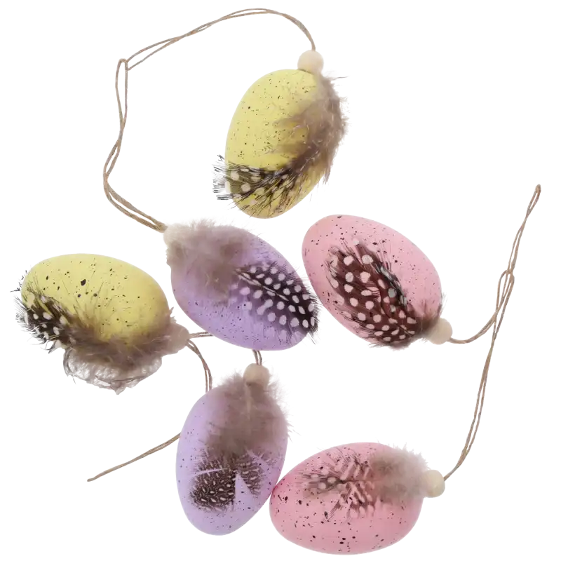 Zestaw 6 wielkanocnych pisanek zawieszek o wysokości 6 cm. Jajka w nakrapiane wzory z piórami na sznurkach.