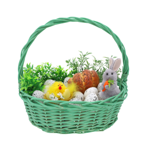 Owalny zielony kosz wiklinowy rozmiar M wypełniony wielkanocnymi ozdobami, takimi jak pisanki, figurka zajączka i zielone gałązki.