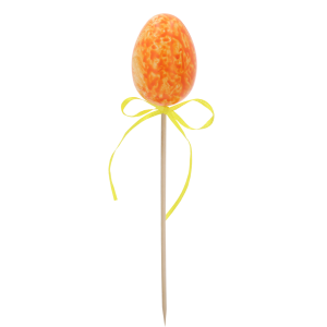 Pomarańczowa pisanka o wysokości 6 cm na drewnianym patyczku z dekoracyjną żółtą kokardą.