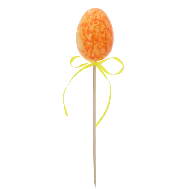 Pomarańczowa pisanka o wysokości 6 cm na drewnianym patyczku z dekoracyjną żółtą kokardą.
