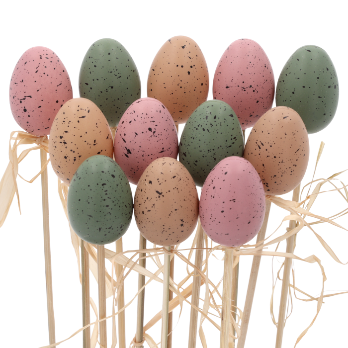 Zestaw 12 nakrapianych pisanek na piku o wysokości 4 cm w mixie kolorów, zdobionych słomkową kokardą, idealne do stroików.