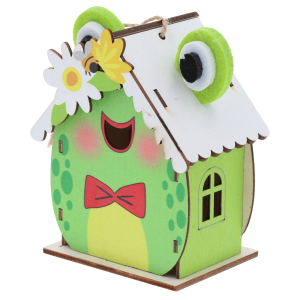 Zbliżenie na drewniany domek z nadrukiem żaby, widoczny boczny element z oknem oraz filcowe zdobienia na daszku.