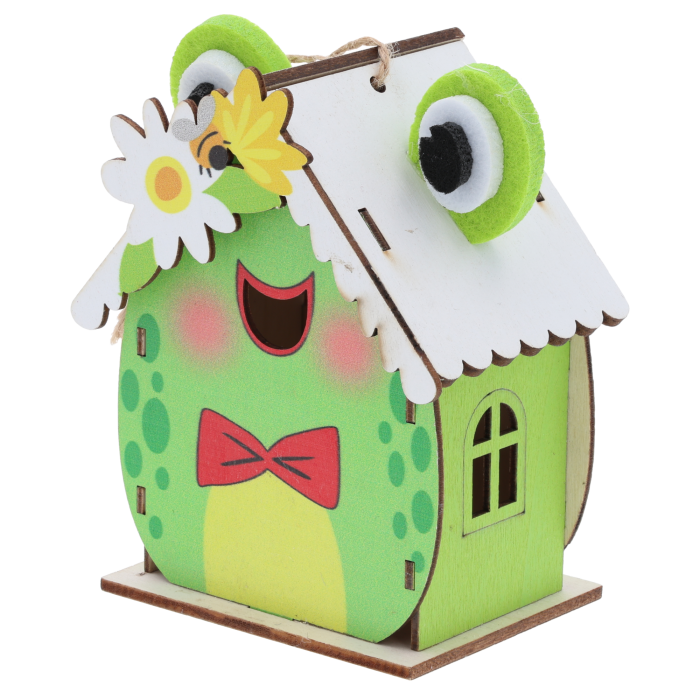 Zbliżenie na drewniany domek z nadrukiem żaby, widoczny boczny element z oknem oraz filcowe zdobienia na daszku.