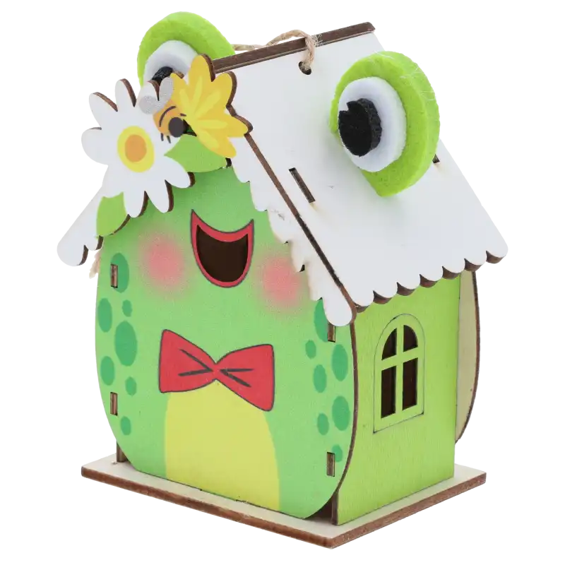 Zbliżenie na drewniany domek z nadrukiem żaby, widoczny boczny element z oknem oraz filcowe zdobienia na daszku.