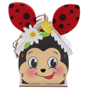 Drewniany domek zawieszka o wysokości 11 cm z wesołym motywem biedronki i filcowymi uszami. Ozdoba posiada jutowy sznurek do zawieszenia.