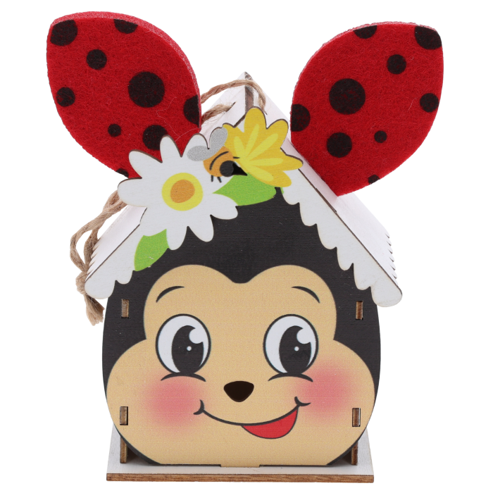 Drewniany domek zawieszka o wysokości 11 cm z wesołym motywem biedronki i filcowymi uszami. Ozdoba posiada jutowy sznurek do zawieszenia.