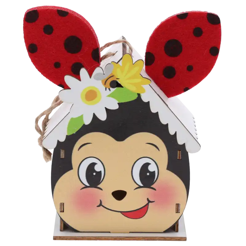 Drewniany domek zawieszka o wysokości 11 cm z wesołym motywem biedronki i filcowymi uszami. Ozdoba posiada jutowy sznurek do zawieszenia.
