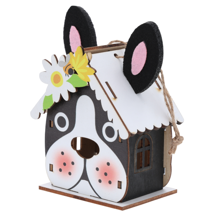 Drewniana zawieszka w kształcie domku widziana z boku, ukazująca strukturę drewna oraz ozdobne filcowe uszy psa.