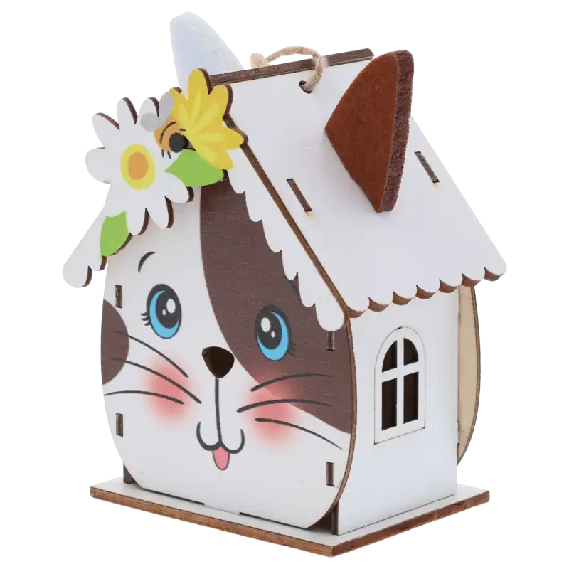 Drewniany domek z motywem kota, ujęcie z boku ukazujące okienko oraz detal filcowego ucha umieszczonego na dachu.