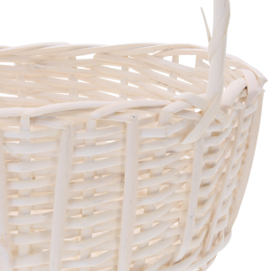 Zbliżenie na precyzyjny splot wikliny kremowego kosza. Wyraźna faktura materiału podkreśla jego naturalny charakter.