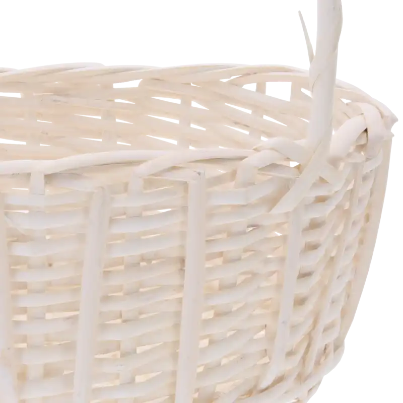 Zbliżenie na precyzyjny splot wikliny kremowego kosza. Wyraźna faktura materiału podkreśla jego naturalny charakter.