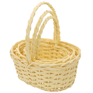 Trzy puste, owalne kosze wiklinowe w kolorze żółtym, włożone jeden w drugi dla łatwego przechowywania. Naturalny splot i klasyczny kształt w radosnej kolorystyce.