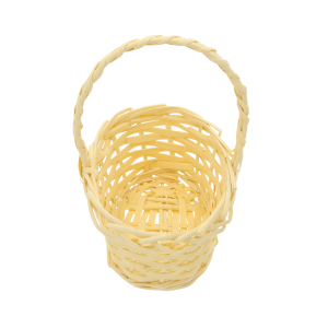 Wnętrze małego żółtego kosza wiklinowego. Konstrukcja z naturalnych włókien, widoczny splot dna i boków naczynia.