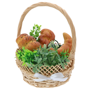 Okrągły naturalny kosz wiklinowy ⌀ 25 cm w rozmiarze M z ozdobnym wzorem przy brzegu, wypełniony sztucznymi wypiekami i zielenią.
