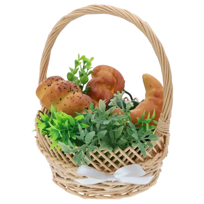 Okrągły naturalny kosz wiklinowy ⌀ 25 cm w rozmiarze M z ozdobnym wzorem przy brzegu, wypełniony sztucznymi wypiekami i zielenią.