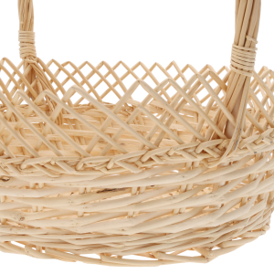 Zbliżenie na precyzyjny splot wikliny oraz ozdobny wzór przy górnej krawędzi kosza, widoczna struktura naturalnego materiału.