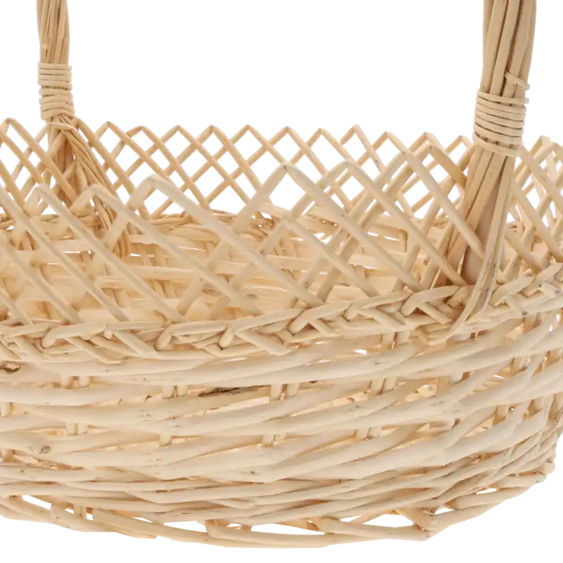 Zbliżenie na precyzyjny splot wikliny oraz ozdobny wzór przy górnej krawędzi kosza, widoczna struktura naturalnego materiału.