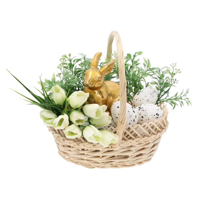 Owalny naturalny kosz wiklinowy 23x16 cm w rozmiarze S wypełniony wielkanocną dekoracją ze złotym zającem, tulipanami i nakrapianymi jajkami.