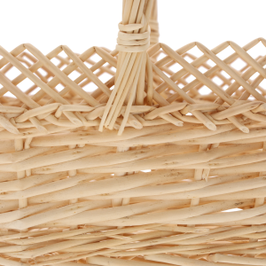 Zbliżenie na precyzyjny splot wikliny oraz dekoracyjny wzór przy krawędzi kosza, podkreślający naturalny design.