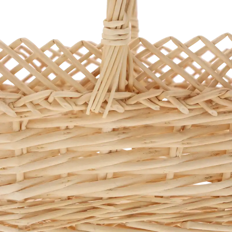 Zbliżenie na precyzyjny splot wikliny oraz dekoracyjny wzór przy krawędzi kosza, podkreślający naturalny design.