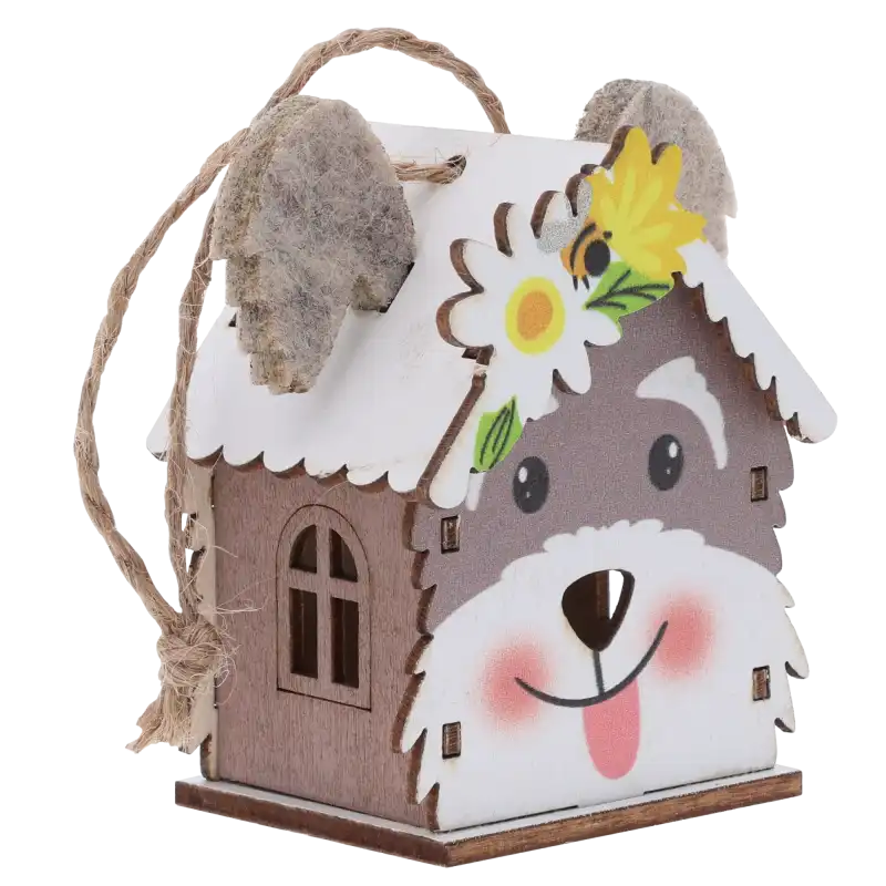 Drewniana zawieszka domek z motywem psa o wysokości 7 cm. Dekoracja posiada filcowe uszy, jutowy sznurek oraz uroczy nadruk z kwiatkiem.