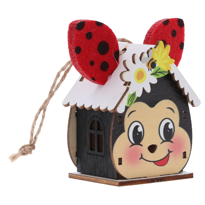 Drewniany domek zawieszka o wysokości 7 cm z motywem biedronki. Ozdoba posiada filcowe czułki, nadruk kwiatów i praktyczny jutowy sznurek do zawieszenia.