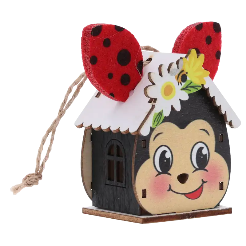 Drewniany domek zawieszka o wysokości 7 cm z motywem biedronki. Ozdoba posiada filcowe czułki, nadruk kwiatów i praktyczny jutowy sznurek do zawieszenia.