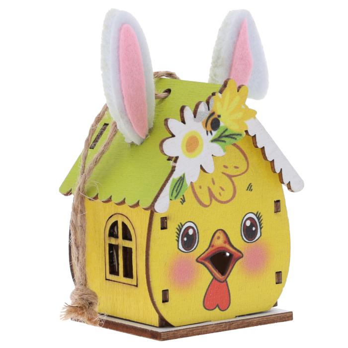Drewniany domek zawieszka z motywem kaczki o wysokości 7 cm. Dekoracja posiada filcowe skrzydełka, kwiatowy nadruk oraz naturalny jutowy sznurek do zawieszenia.