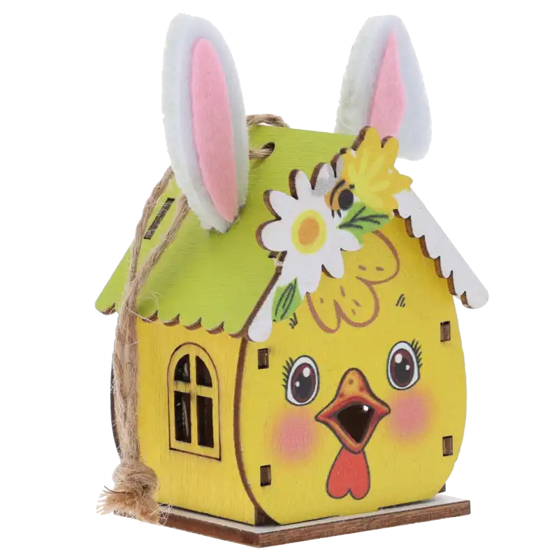 Drewniany domek zawieszka z motywem kaczki o wysokości 7 cm. Dekoracja posiada filcowe skrzydełka, kwiatowy nadruk oraz naturalny jutowy sznurek do zawieszenia.