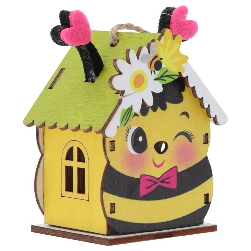 Drewniany domek zawieszka z motywem pszczoły o wysokości 7 cm. Ozdoba posiada filcowe czułki na dachu i nadruk z przodu.