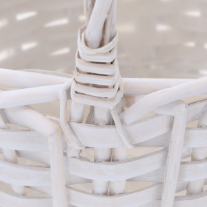 Zbliżenie na precyzyjne łączenie wiklinowej rączki z korpusem białego kosza dekoracyjnego o średnicy 20 cm.