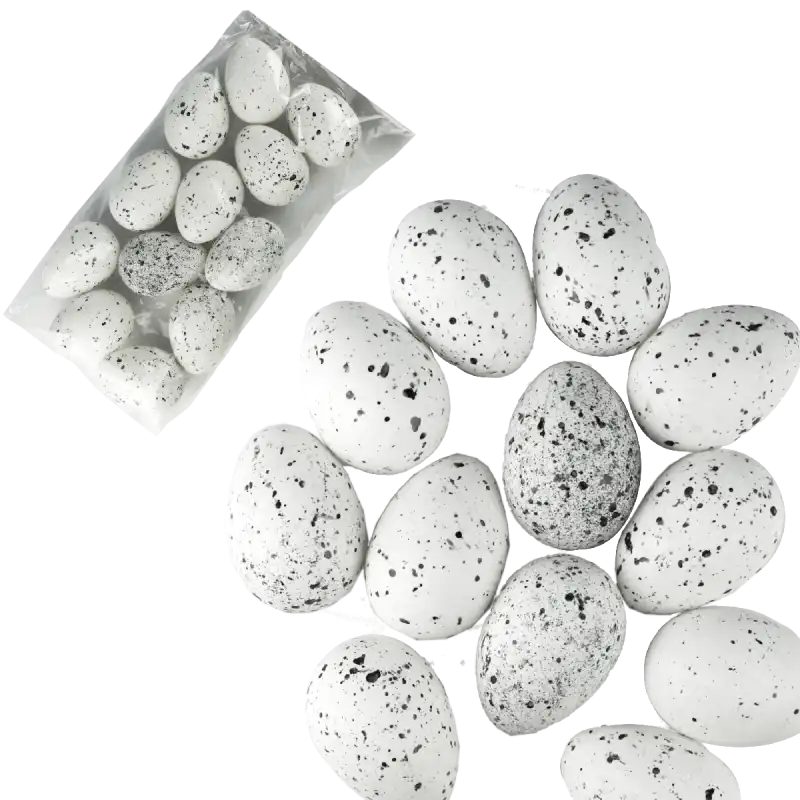 Zestaw 12 białych pisanek i jaj z plastiku o wysokości 7 cm. Nakrapiana faktura zapewnia naturalny wygląd w stroikach.