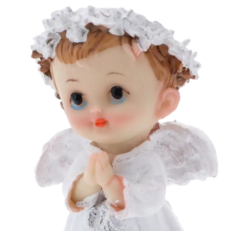 Zbliżenie na twarz i złożone dłonie białej figurki aniołka chłopca 8 cm. Wyraźny detal dziecięcej postaci.