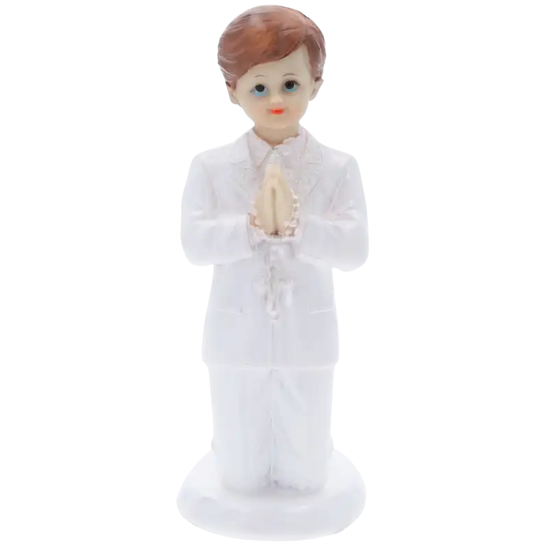 Figurka komunijna chłopca w białym ubraniu, wysokość 17 cm. Prezentuje się w postawie klęczącej ze złożonymi do modlitwy dłońmi.