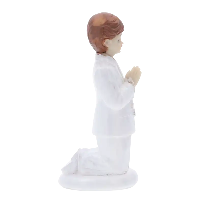 Profilowa prezentacja figurki komunijnej chłopca o wysokości 14 cm. Widoczne detale stroju oraz złożone do modlitwy dłonie z różańcem.