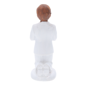 Widok na tył figurki komunijnej chłopca 14 cm. Starannie oddane detale fryzury oraz eleganckiego garnituru w białym kolorze.