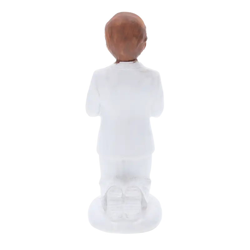 Widok na tył figurki komunijnej chłopca 14 cm. Starannie oddane detale fryzury oraz eleganckiego garnituru w białym kolorze.