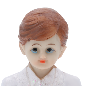 Szczegółowe zbliżenie na twarz figurki komunijnej chłopca. Delikatne rysy oraz staranne wykończenie postaci o wysokości 14 cm.